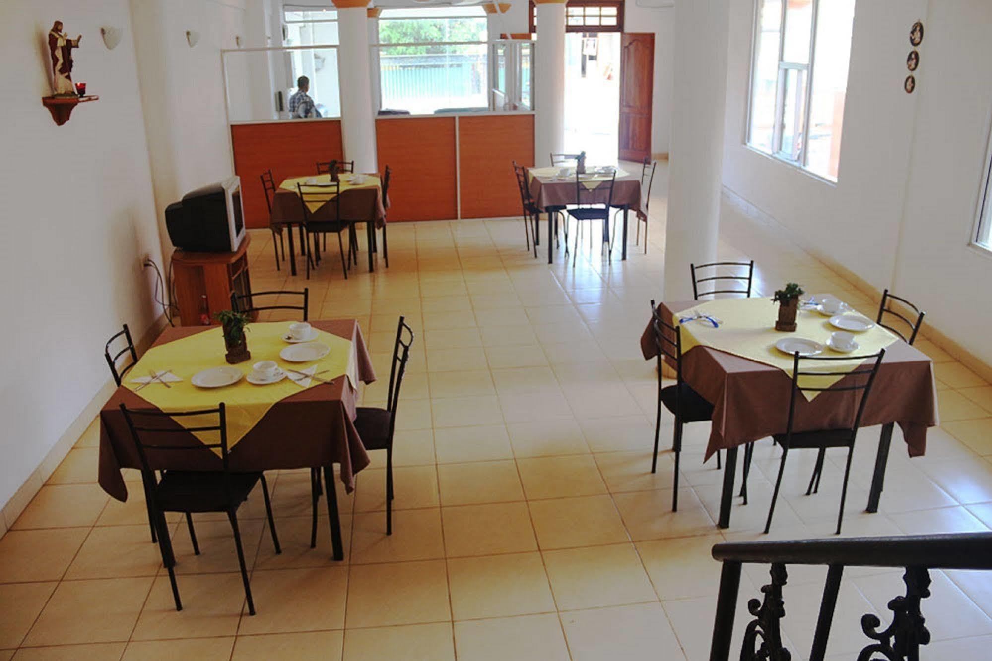 Hotel Red Rose Negombo Exterior photo