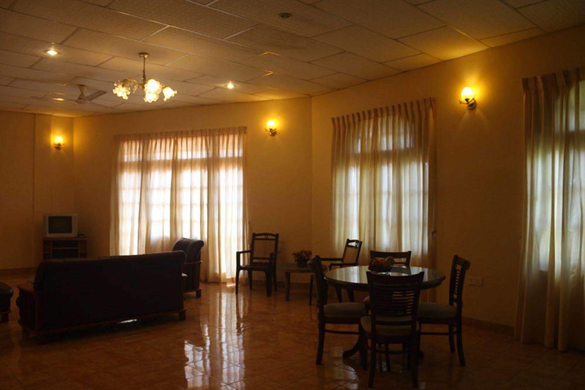 Hotel Red Rose Negombo Exterior photo