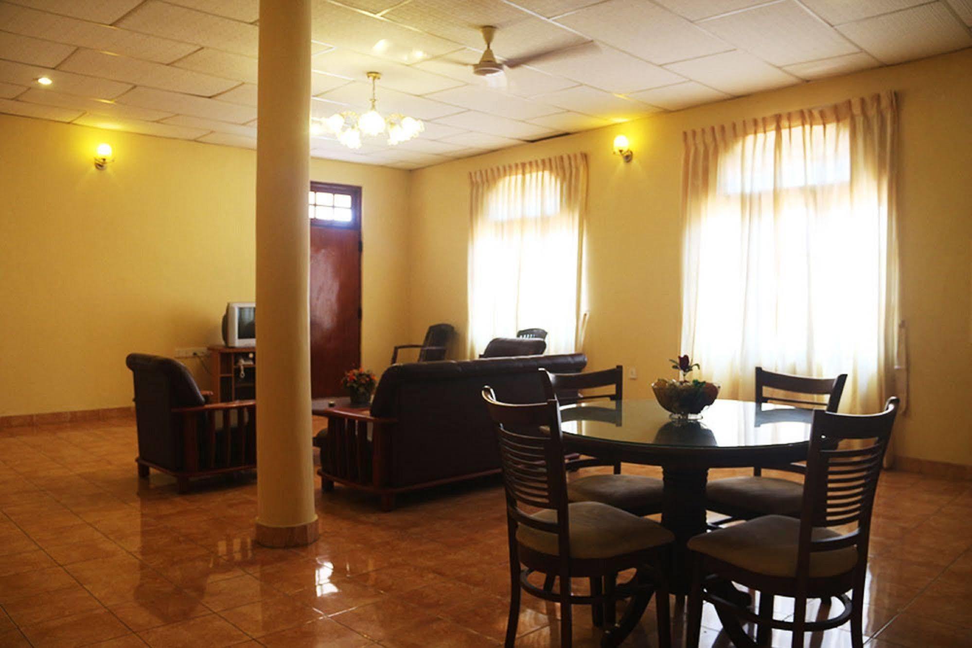 Hotel Red Rose Negombo Exterior photo