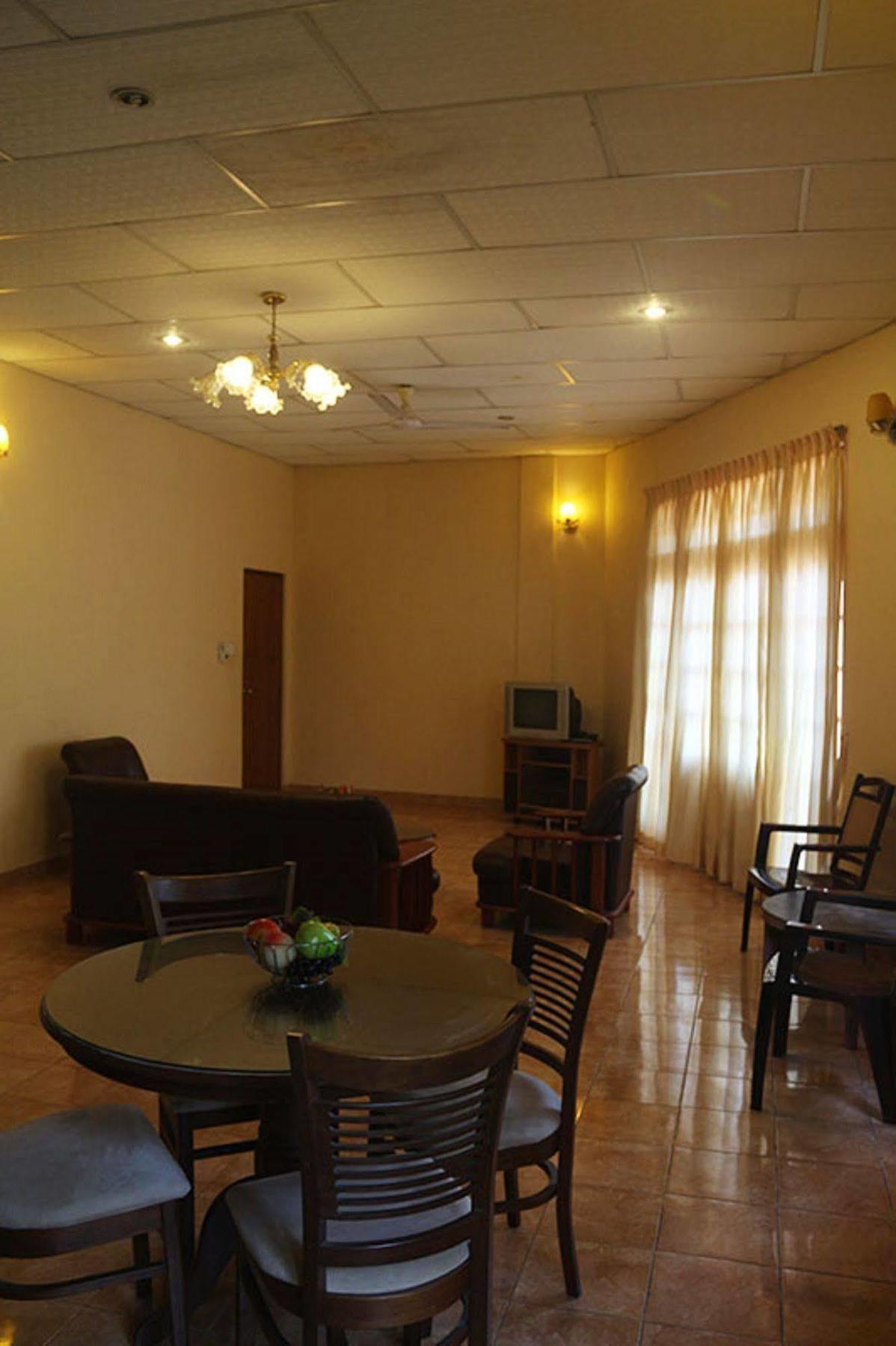 Hotel Red Rose Negombo Exterior photo