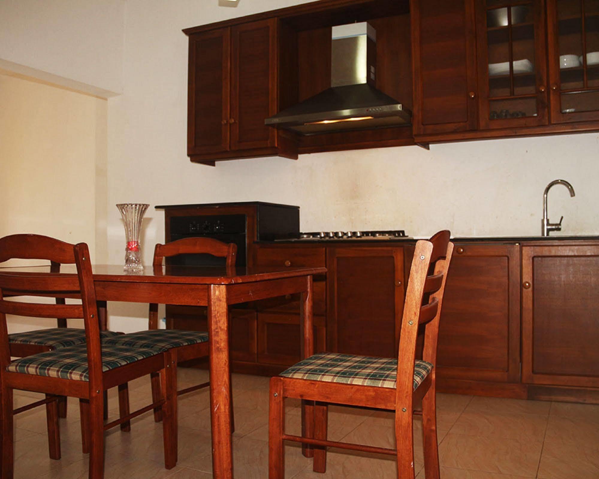 Hotel Red Rose Negombo Exterior photo