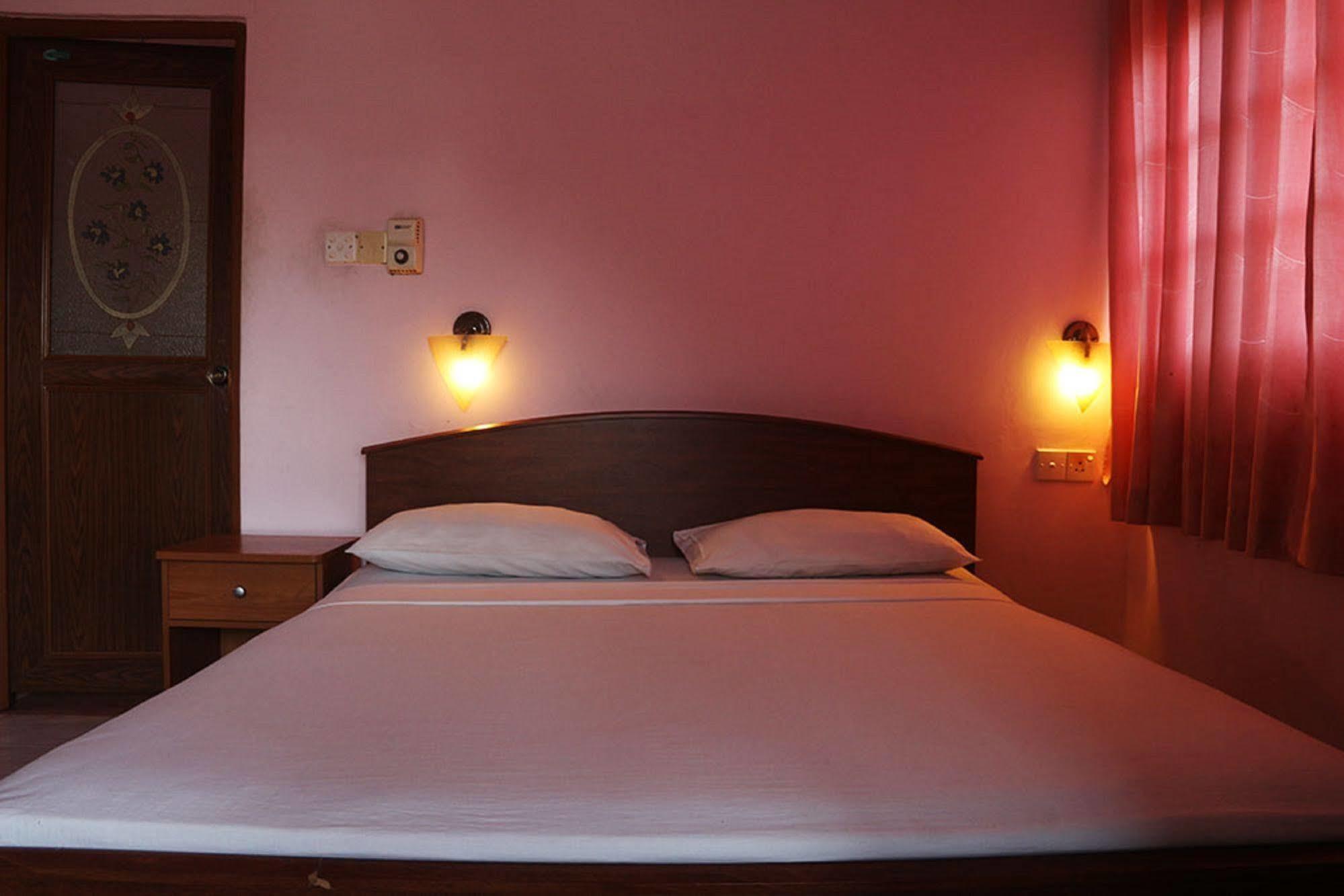 Hotel Red Rose Negombo Exterior photo