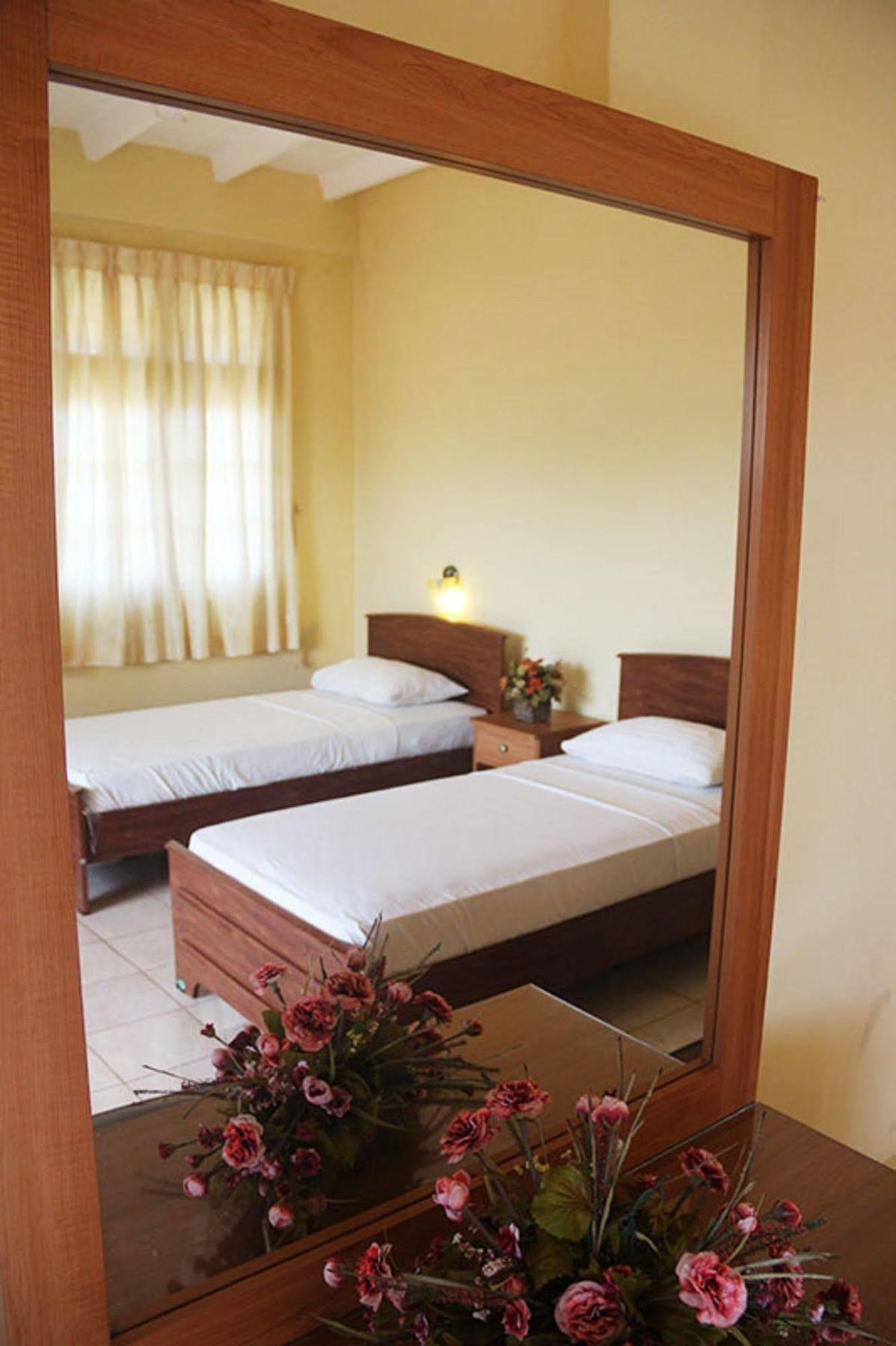 Hotel Red Rose Negombo Exterior photo